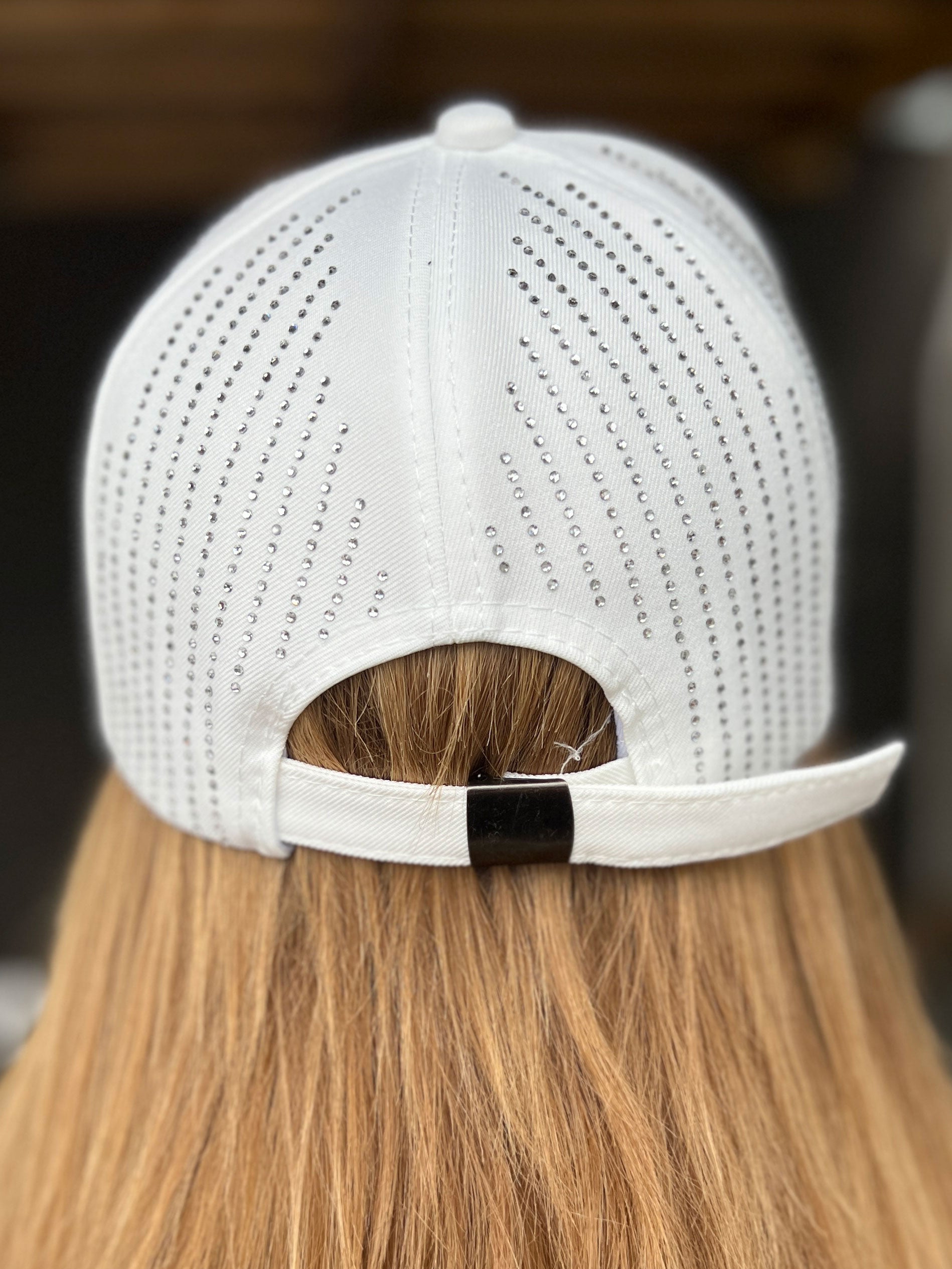 Mallie - Enfärgad keps med dekor i fuskpäls